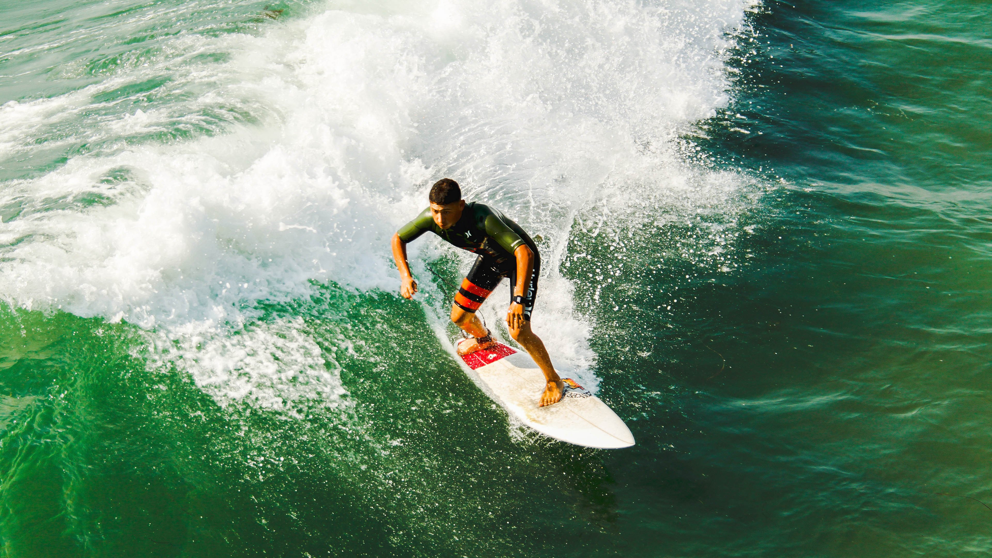 职业联赛执行球场环保标准推进绿色赛事理念，球场绿化